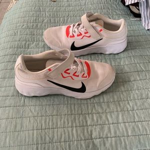 Girls 1.5 Nike shoes